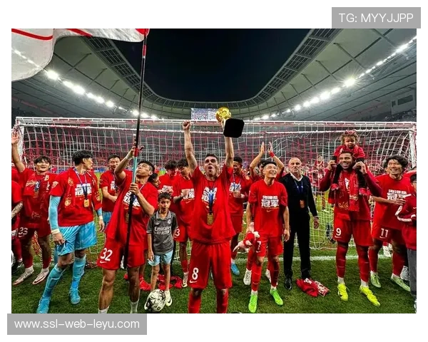 上海海港实现中超三连冠，队史第四次捧起冠军奖杯