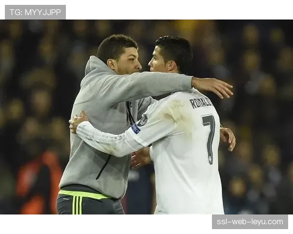 暖心一幕：球迷冲入场内拥抱偶像C罗，随后被安保带离